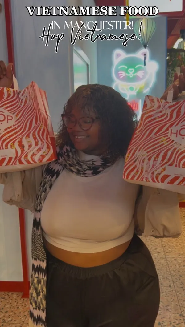 This video showcases HOP Vietnamese, a restaurant on Market Street. It features a variety of Vietnamese dishes, including the Caramel Chicken HOP box, Pulled Mushroom Pho (Vegetarian), Crispy Chicken Noodle Salad, Crispy Chicken Banh Mi, Vegetarian Dumplings, and Loaded Hop Tots. The video highlights the presentation of each dish, with close-ups and various angles. The video mentions halal and plant-based options are available. The main focus is on showcasing the food and providing a positive review of the restaurant.