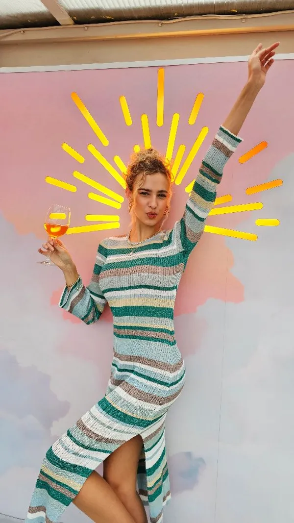 This video showcases an ABBA-themed bottomless brunch at Circe's Rooftop Bar in London. The setting is a rooftop bar with a partially transparent roof, pink decor, and views of the city. The video features gyros, chips, cake, and unlimited drinks, including a passionfruit cocktail being poured. The presentation emphasizes the lively atmosphere with friends dancing, singing, and enjoying the food and drinks. The main focus is on the entertainment and social experience of the brunch.