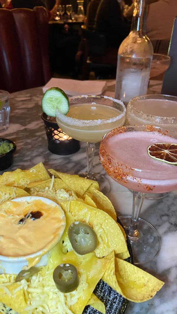 📍Old Compton Brasserie ✨🍸

@oldcomptonbrasserie 

For just £25 per person enjoy an hour of unlimited Margaritas paired with a plate of nachos every Monday to Thursday from 9pm ✨🥒🍸

Choose from Spicy Cucumber, Lychee, Strawberry & Basil or Watermelon 🌶️🍃🍉✨🍓

#london #fyp #lifeinlondon #food #restaurant #friends #placetovisit #dinner #cocktails #londonlife #margarita #nachos #brasserie #soho #bar #reels #trending #cheese #autumn #weekend #halloween #soho #uk #spicy #spicymargarita #picante #cucumber #strawberry #lychee #interior