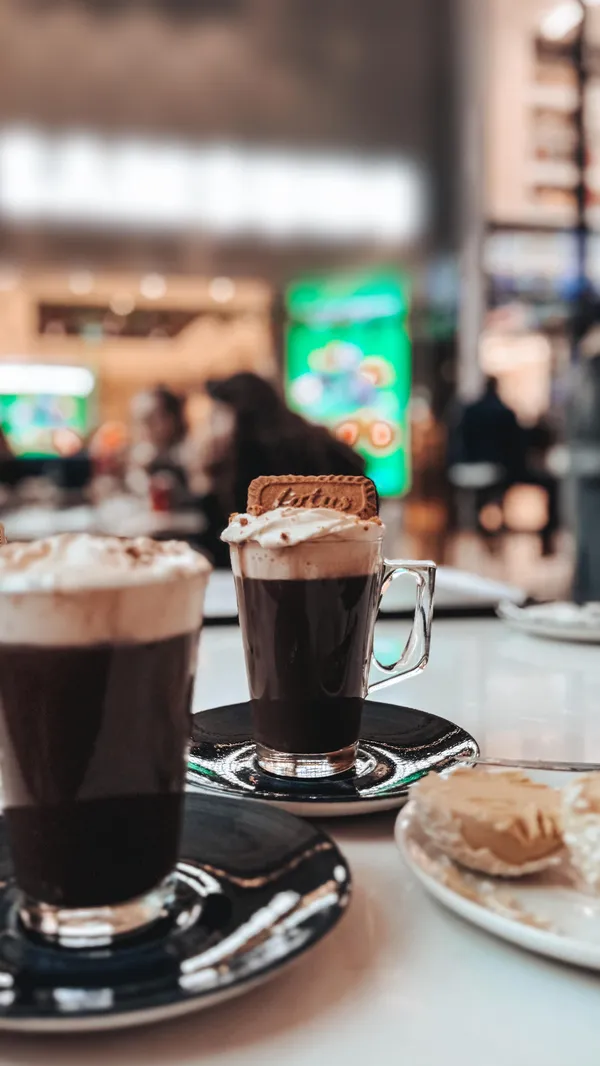 The video showcases Snowflake Gelato, a cafe in London. It features various winter menu items, including hot chocolates topped with whipped cream and cookies, and snowball cake pops covered in coconut flakes. Mango sorbet is also highlighted. The video uses bright lighting and upbeat music. The visual style is bright and appealing, showing various appealing dessert options.  No dietary information is explicitly stated.