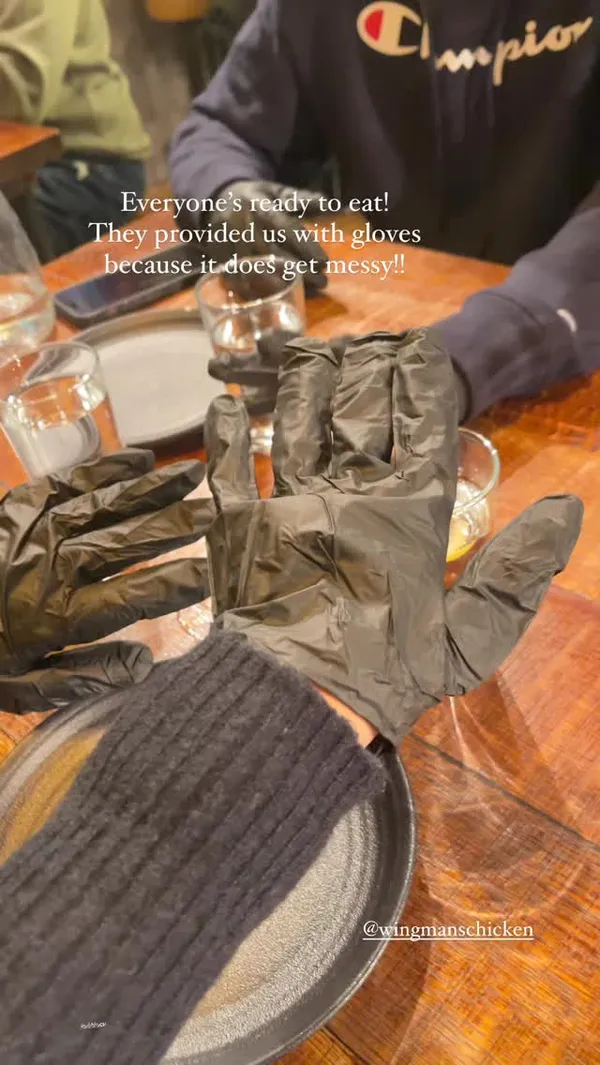 Everyone’s ready to eat! They provided us with gloves because it does get messy!! @wingmanschicken  @nibbleapp