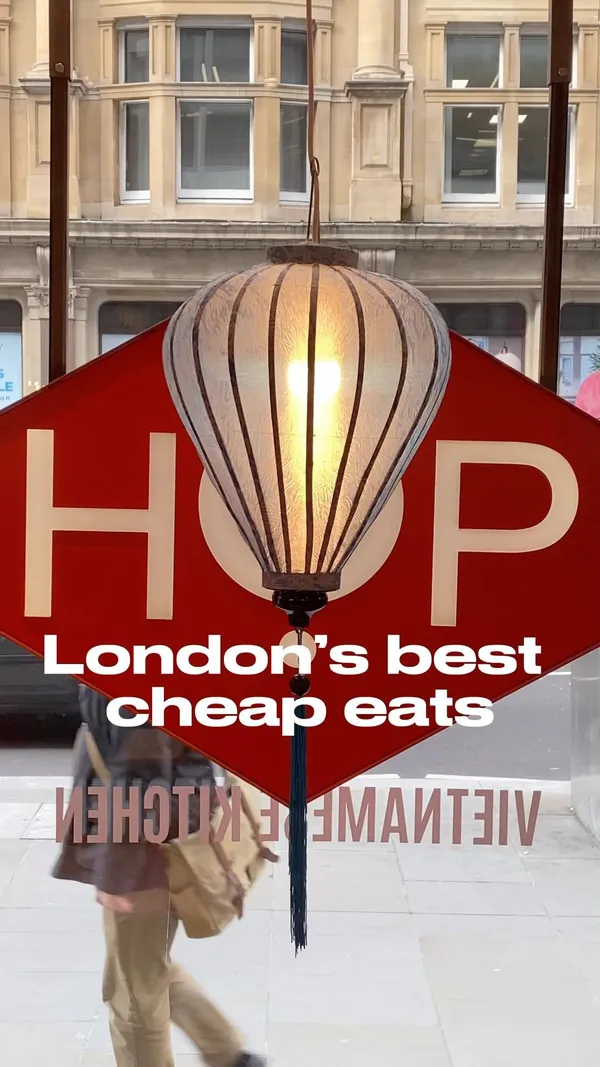 The video showcases a meal at HOP Vietnamese restaurant in London. It features various dishes, including prawn dumplings, coconut soup, pulled noodle mushroom salad, chicken satay, Vietnamese fried chicken, and mango rice pudding.  The food is presented in an appealing way, with attention given to texture and color. Nutritional information is briefly shown for the chicken satay. The main focus is on the restaurant's food and its affordability.