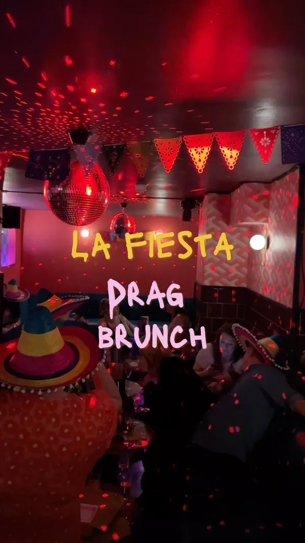 The video showcases a drag brunch event at Tequila Mockingbird in Charing Cross, London. It features bottomless prosecco, margaritas, and beers, along with unlimited pizzas.  The event includes drag performances, burlesque dancing, limbo, and a piñata. The venue is decorated with vibrant colors, sombreros, and festive banners.