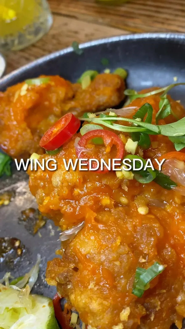LOVE WINGS ? 
@wingmanschicken 📍Kilburn | Soho | Shoreditch 

Wing Wednesday at Wingmans where you purchase one portion of wings & get the other half price !

📆 Wednesdays 

📝 Order 

🔸 Jamaican Me Crazy
🔸 Sweet and Smokey BBQ
🔸 Shanghai Oriental 
🔸 Fries 
🔸 Truffle Mac & Cheese With Slow Cooked Beef
________________________________________

Visited the Kilburn branch & wings were pretty decent, the meat itself needed a bit more flavour but overall I think we chose great flavours. 
The Mac & Cheese was 😍 I would eat that twice ! 

However service definitely needs improvement in terms of communication as it definitely left a stain on our experience. 

BELLY RATING : 6.5 ⭐️

[ AD INVITE ] @nibbleapp 

Follow @ballybelly_london for more content 😎

#londonhotspots
#visitlondon #londontravellers
#wings #london 
#foodie  #food #foodreview #foodphotography  #londonbylondoners  #londonrestaurants #wheninlondon #contentcreators #foodporn #wheretoeatlondon 
#ballybellylondon #londonhotspots #ballybelly