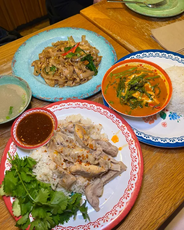 💌 #invite

12 different dishes each for £12 on @rosasthai’s lunch menu 🥡❤️‍🔥😊

my first time trying this very well loved thai-inspired chain at their spitalfields branch and hmmm was it worth the hype?

for starters i chose their prawn donuts which were meaty and bouncy, while their classic veggie spring rolls were so big & crispy ✨

now the mains i chose on the lunch menu!

🥡 stir-fry flat chicken noodles : this was my favourite dish of the day for SURE. a deep, layered, gingery flavour & i loved the addition of egg

🥡 chicken rice : soft, bouncy chicken thigh on yummy garlic rice served with a chicken broth. very comforting & protein packed!

🥡 red chicken curry : i love a thai curry but unfortunately this wasn’t my favourite, i found the fact that cherry tomatoes were in it a bit odd 😅

okay and now for dessert, a very mixed bag 🤭

gorgeously crispy, sweet, fried, cinnamon thai-style churros 🥹 these were thicker than mexican churros!

and then unfortunately a big miss with the mango sticky rice 😭 i have never tried it before so please correct me if i am wrong, but is it meant to be salty? the condensed milk coating rice was sadly inedible for me, but i’m sure i would enjoy this without the salt 🥺

thank you for the invite ☺️

#food #foodie #foodporn #halalfood #healthyfood #foodblogger #mukbang #contentcreator #londonfood