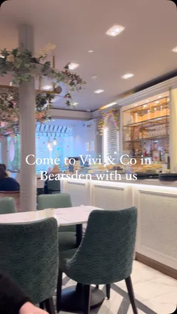 Flat white and cappuccino at Vivi & Co cafe, a popular brunch spot in Bearsden, Glasgow.