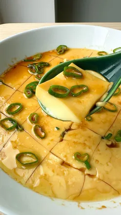 Soft, jiggly Chinese steamed egg, a family favorite, expertly made by dad, melts in your mouth. Recipe on daigasikfaan.co.