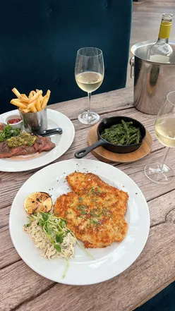 Cozy Wimbledon date night at 601 Queens Road with garlic gambas, Padrón peppers, flat iron steak, pork Milanese, and Chenin Blanc.
