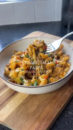 CHEESY TACO PASTA 🍝 

This is one of my favourite recipes to make 😍 It’s also high in protein and perfect for meal prep! Save for later☝🏼

•458 kcals per portion
•35g PRO, 53g CHO, 13g FAT

Serves 4:
-240g of uncooked pasta of choice (save pasta water)
-Oil spray
-400g of beef mince (less than 5% fat)
-1 pack of taco seasoning 
-1 red pepper, chopped
-1 green pepper, chopped 
-200g of salsa
-30g of 0% non fat Greek yoghurt
-50g of reduced fat mozzarella ball
-70g of cheddar/mozzarella
-Fresh parsley, chopped 

Method:
1. Boil the pasta for 8-10 minutes until al dente. Drain, set aside and keep pasta water. 
2. Spray a pan with oil, add the mince and break down. Cook until browned then, add the taco seasoning and mix well.
3. To the pan add the red and green pepper. Cook until softened.
4. Add the salsa and yoghurt and mix well. 
5. Mix in the cooked drained pasta and 100ml of pasta water. Let this simmer for 5 minutes until the sauce reduces. Add more water if needed. 
6. Break up the mozzarella ball and mix in the pan. Top with the cheddar/mozzarella. Cover with a lid for 3 minutes to melt the cheese.
7. Once the cheese has melted, divide into four portions. Top with chopped parsley. 

Enjoy!

#cheesytacopasta #tacos #pasta #quickrecipes #cheesy #highprotein