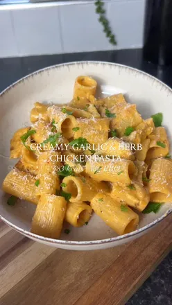 CREAMY GARLIC & HERB CHICKEN PASTA 🍝 

This is a go to dinner for me when I want something quick and easy but also high in protein! Make sure to save for later☝🏼

•483 kcals per portion
•43g PRO, 53g CHO, 14g FAT

Serves 2:
-120g of uncooked pasta
-200g of uncooked chicken breasts
-1 tsp of garlic powder 
-1 tsp of garlic salt
-1 tsp of Italian seasoning
-Oil spray
-1 tsp of butter
-1 white onion, finely diced
-2 cloves of garlic, minced
-1 tsp of paprika
-1 tsp of chilli flakes 
-30g of garlic & herb cream cheese 
-1 chicken stock cube in 200ml of boiling water
-80ml of light cream
-1 tbsp of parmesan plus 2 extra tsp for the topping
-Fresh parsley, chopped

Method:
1. Beat down the chicken breasts. Season with garlic powder, garlic salt and Italian seasoning. Spray with oil and air fry or cook in the oven at 180C for 15-30 minutes. Slice once cooked.
2. Cook and boil pasta for 8-10 minutes until al dente.
3. Heat a pan on medium heat and add the butter. Let it melt then add the onion and garlic. Fry until softened and season with paprika and chilli flakes.
4. Add the cream cheese and stock and mix well. Then pour in the cream and mix again. 
5. Let the sauce simmer and reduce (add more water if needed). Then, add the pasta, chicken and stir through. Season with 2 tbsp of parmesan.
6. Divide into 2 portions. Top each portion with a teaspoon of parmesan and parlsey.

Enjoy!

#creamychicken #creamypasta #chickenpasta #pastarecipes #highprotein #easyrecipes