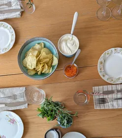 First time entertaining in the 'new' gaff 
(Been here over a year...) 

💚 Elite snack of @goatsbridge & sour cream & @keoghsfarm shamrock crisps
🥂 Recreated pickled mussels dish I had last week at @assassination_custard big hit & easy to do
😋 Slow braised Mediterranean vibe lamb bellies from @higgins_butchers

Great crew too ✨