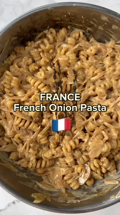 Creamy French onion pasta with caramelized onions and herbs, inspired by French cuisine. Easy recipe on @life_of_foods_.